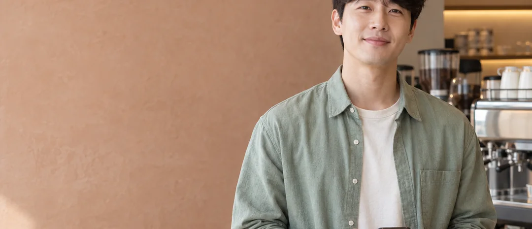 휴대폰으로 상담 안내를 보는 사람
